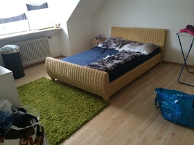 Schlafzimmer mit Doppelbett und Frühstück