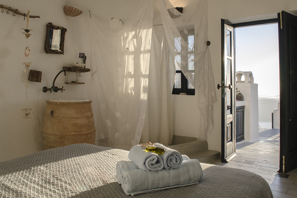 holiday flat in Santorini 15