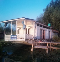 KOHISAR HOUSEBOAT